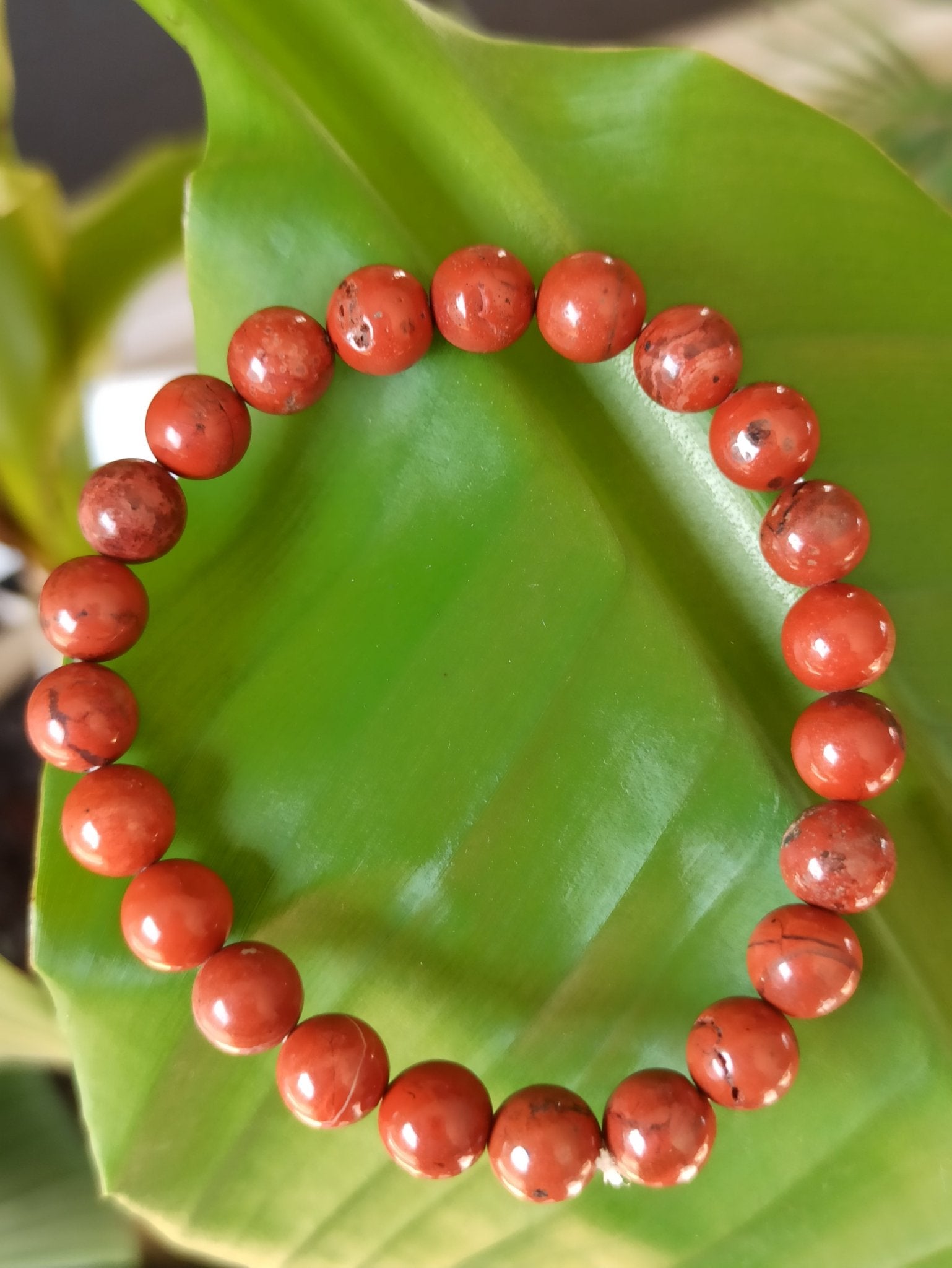 Rode jaspis edelsteen armband | 8 mm – curated crystal by Marga Jacobs | rust, symboliek en intuïtieve zelfzorg