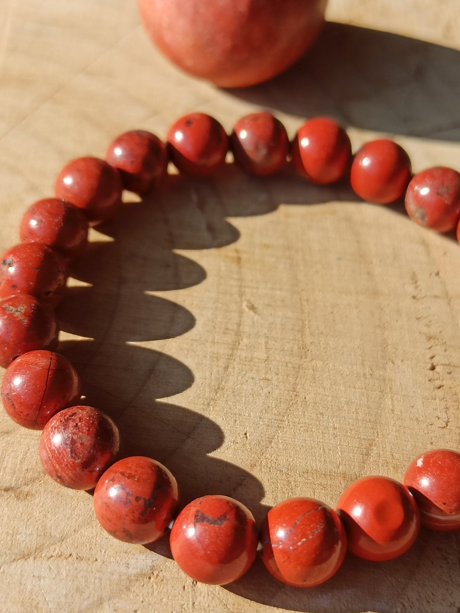 Rode jaspis edelsteen armband | 8 mm – curated crystal by Marga Jacobs | rust, symboliek en intuïtieve zelfzorg