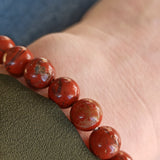 Rode jaspis edelsteen armband | 8 mm – curated crystal by Marga Jacobs | rust, symboliek en intuïtieve zelfzorg