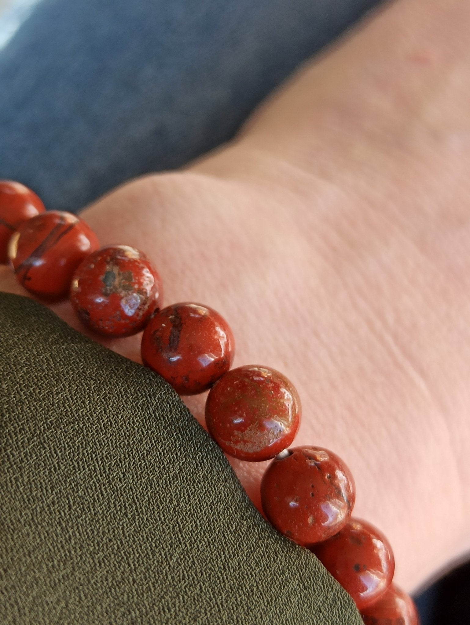 Rode jaspis edelsteen armband | 8 mm – curated crystal by Marga Jacobs | rust, symboliek en intuïtieve zelfzorg