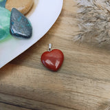 Rode jaspis edelsteen hanger hart | 20 mm – curated crystal by Marga Jacobs | rust, symboliek en intuïtieve zelfzorg