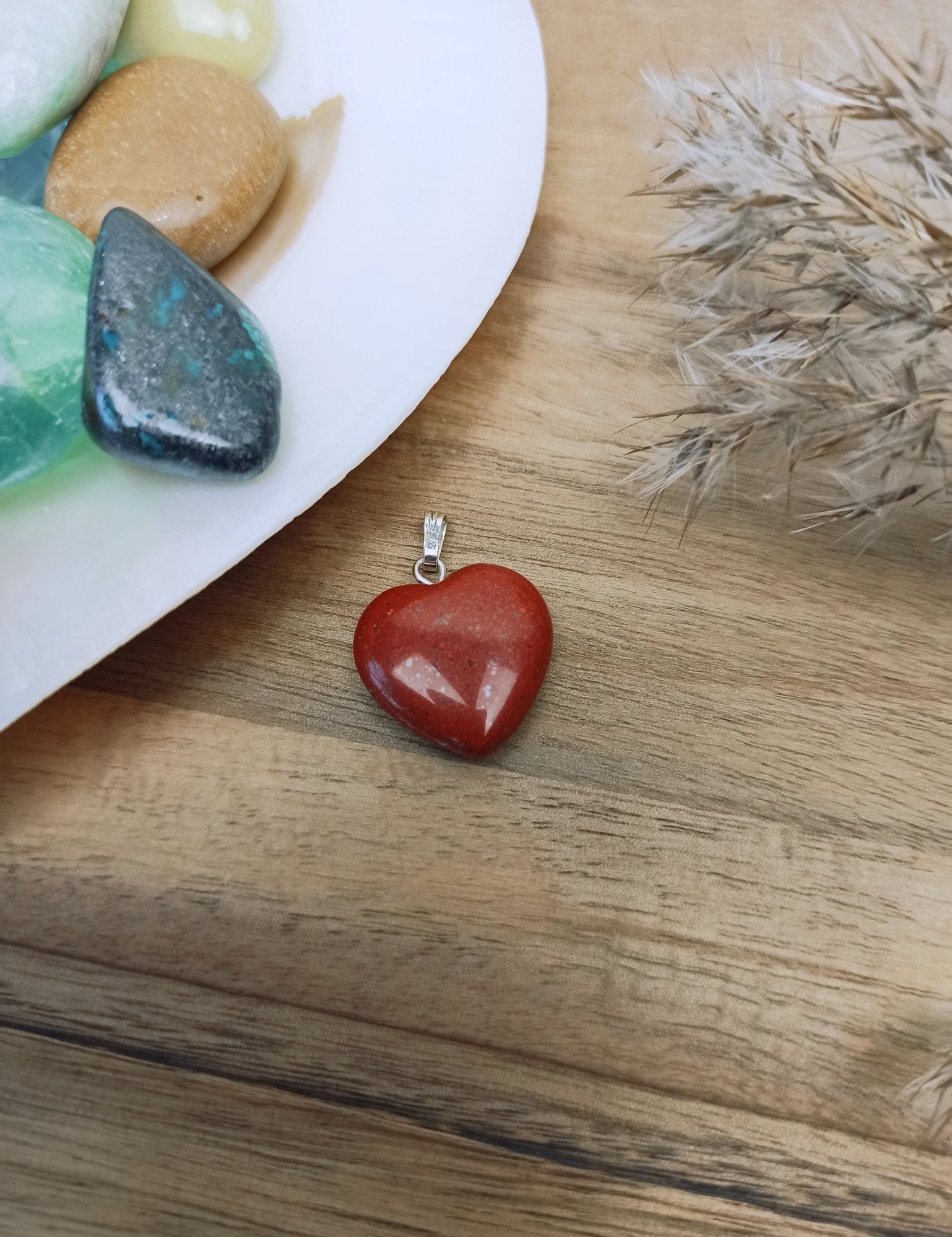 Rode jaspis edelsteen hanger hart | 20 mm – curated crystal by Marga Jacobs | rust, symboliek en intuïtieve zelfzorg