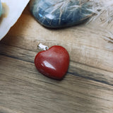 Rode jaspis edelsteen hanger hart | 20 mm – curated crystal by Marga Jacobs | rust, symboliek en intuïtieve zelfzorg