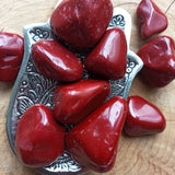 Rode jaspis trommelstenen – curated crystal by Marga Jacobs | rust, symboliek en intuïtieve zelfzorg