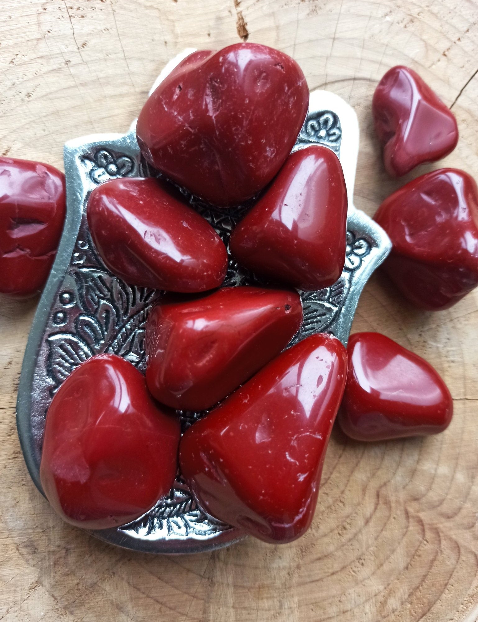 Rode jaspis trommelstenen – curated crystal by Marga Jacobs | rust, symboliek en intuïtieve zelfzorg