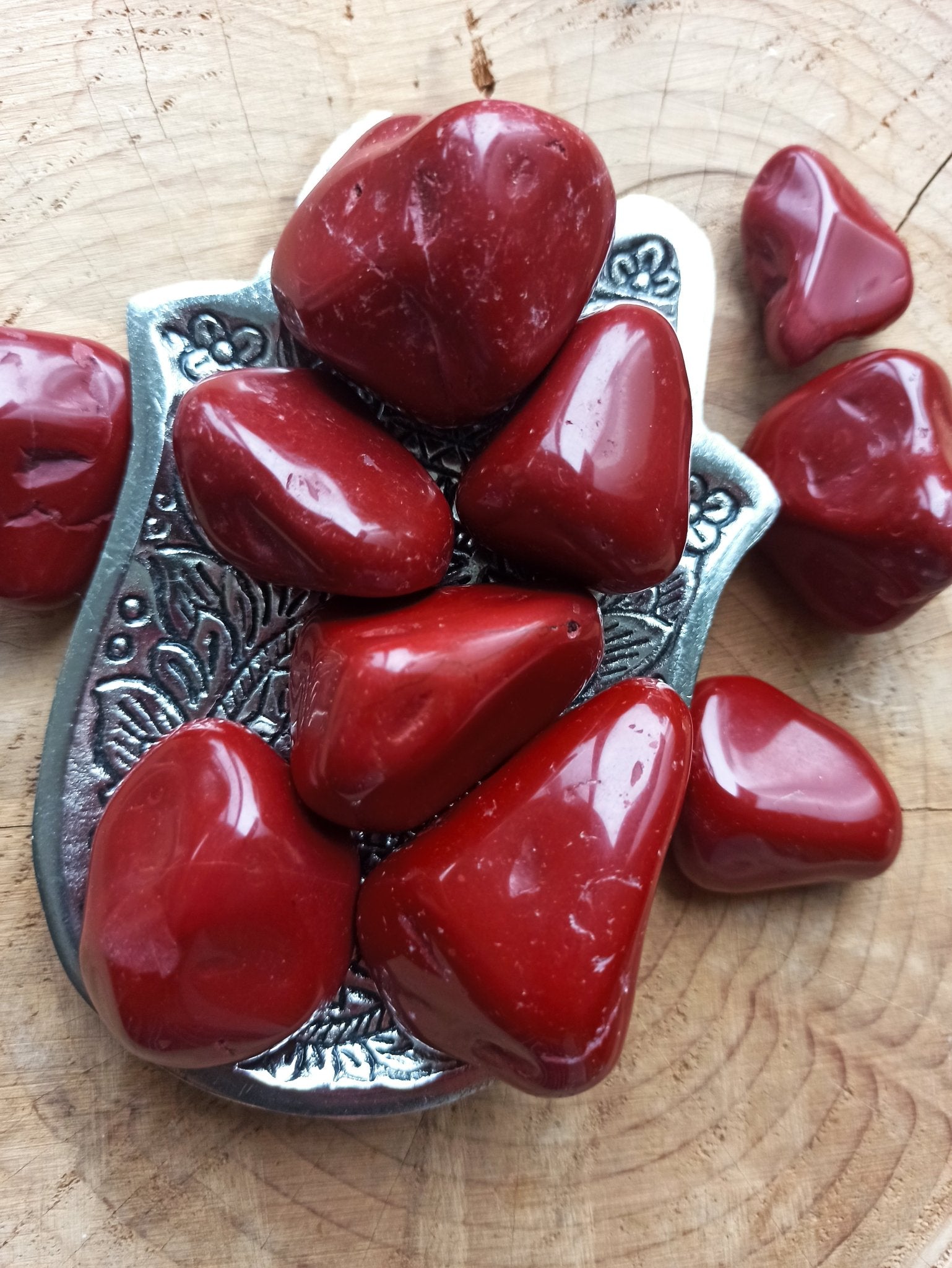 Rode jaspis trommelstenen – curated crystal by Marga Jacobs | rust, symboliek en intuïtieve zelfzorg