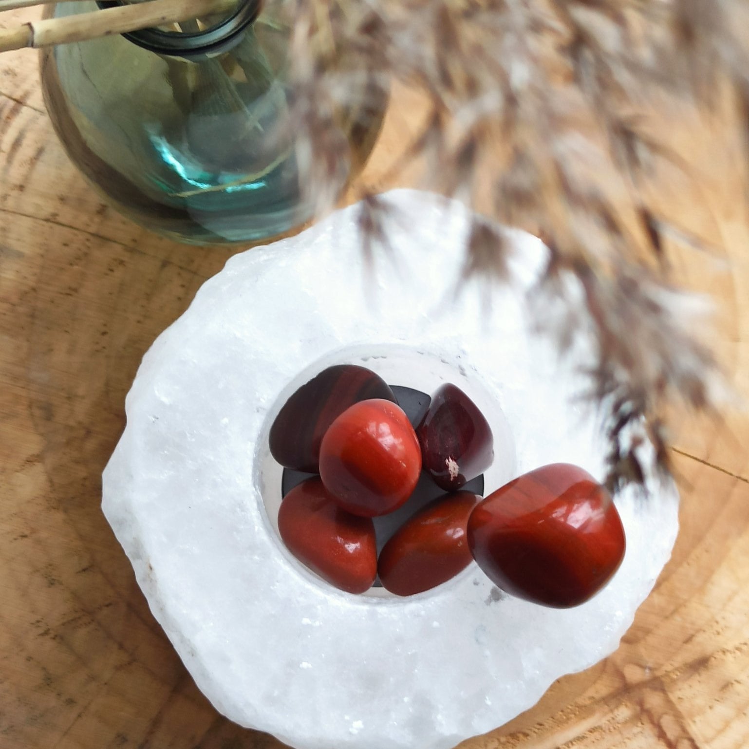 Rode jaspis trommelstenen – curated crystal by Marga Jacobs | rust, symboliek en intuïtieve zelfzorg