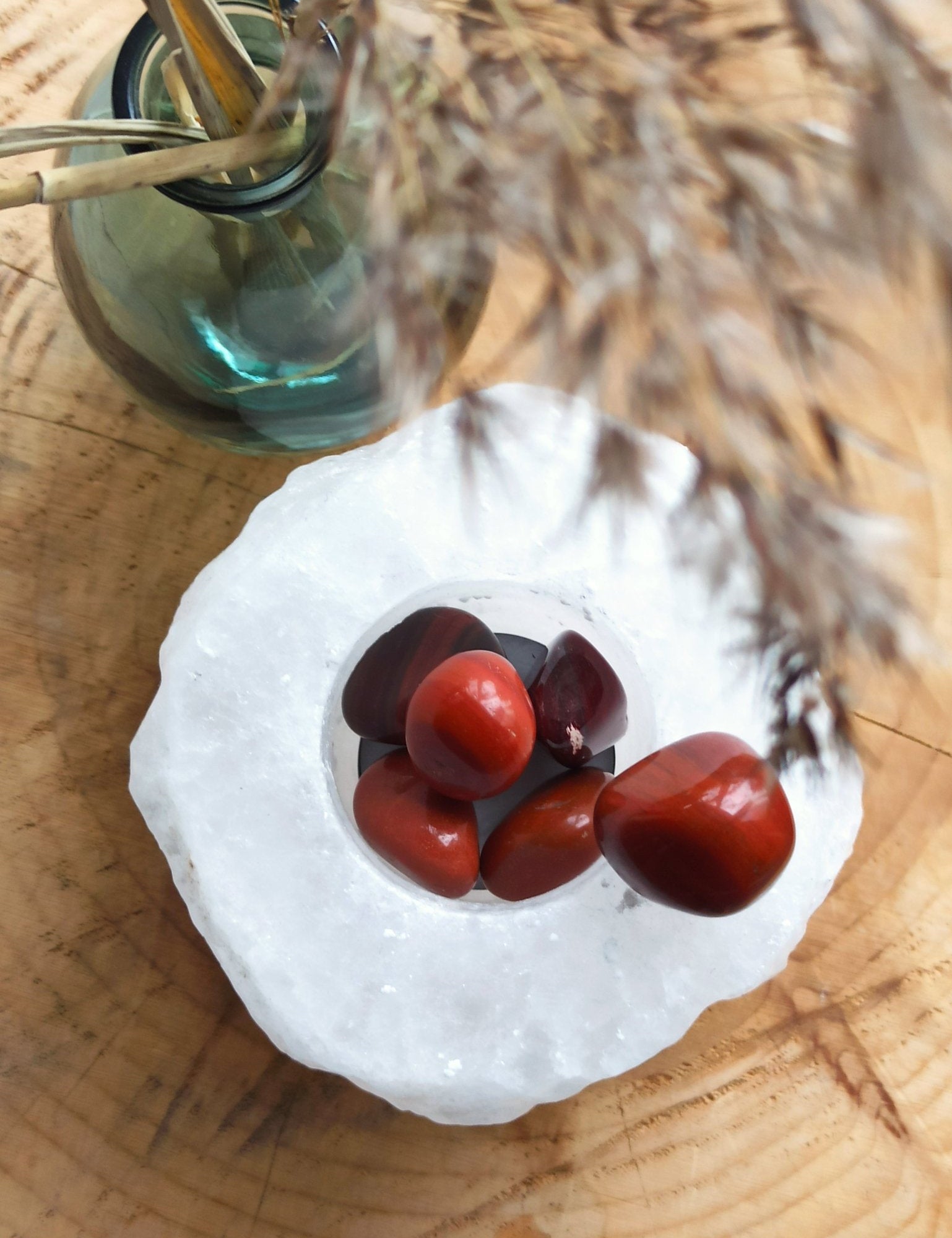 Rode jaspis trommelstenen – curated crystal by Marga Jacobs | rust, symboliek en intuïtieve zelfzorg