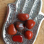 Rode jaspis trommelstenen – curated crystal by Marga Jacobs | rust, symboliek en intuïtieve zelfzorg
