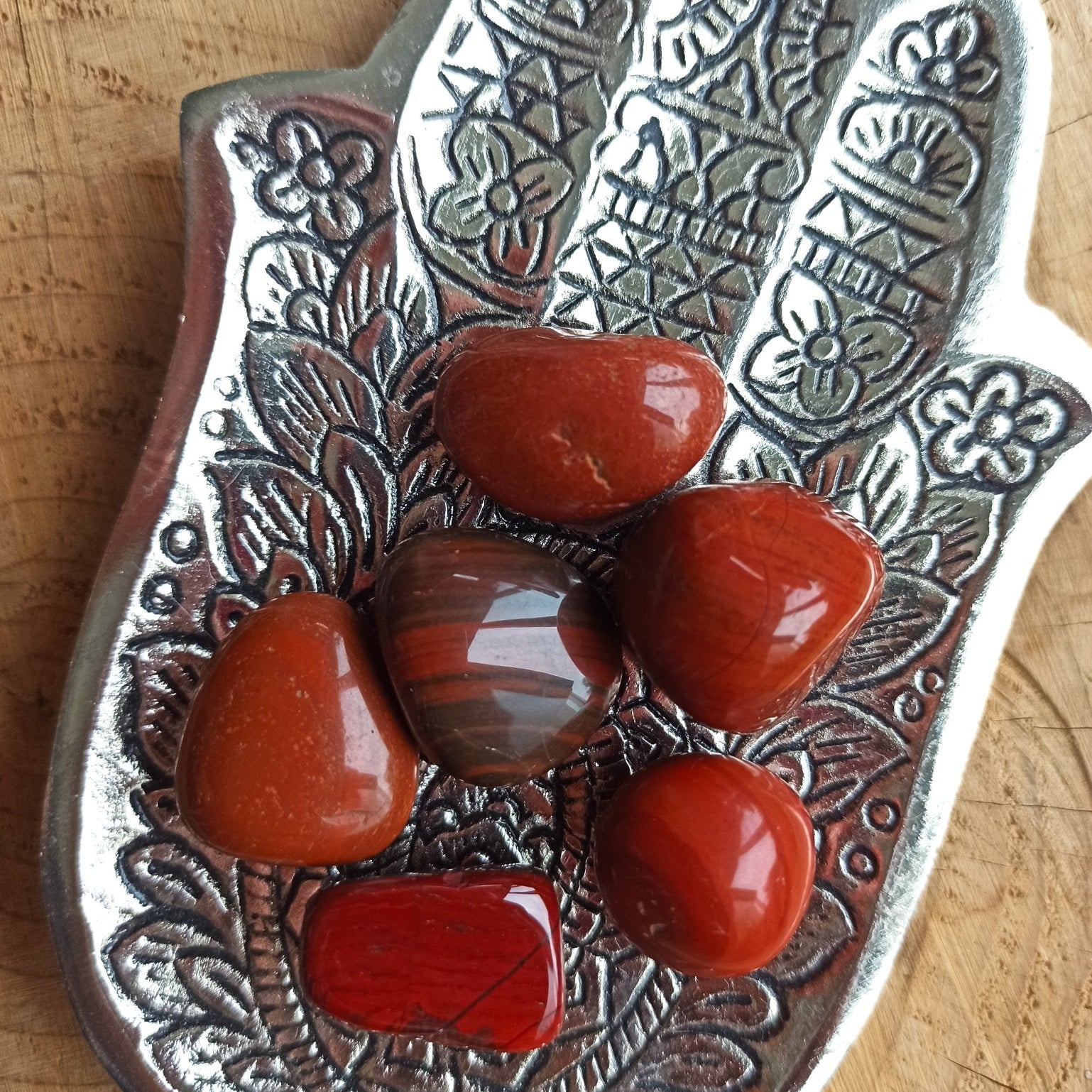 Rode jaspis trommelstenen – curated crystal by Marga Jacobs | rust, symboliek en intuïtieve zelfzorg