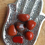 Rode jaspis trommelstenen – curated crystal by Marga Jacobs | rust, symboliek en intuïtieve zelfzorg