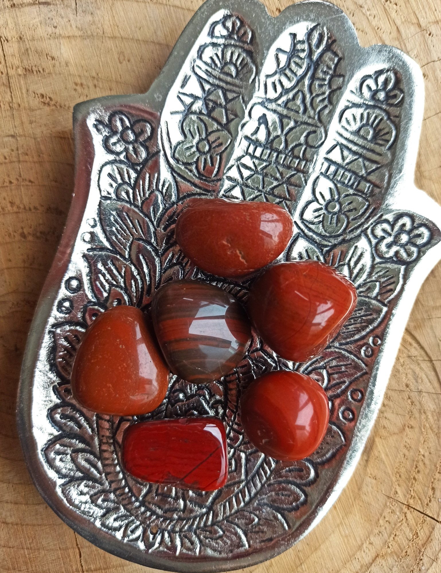 Rode jaspis trommelstenen – curated crystal by Marga Jacobs | rust, symboliek en intuïtieve zelfzorg