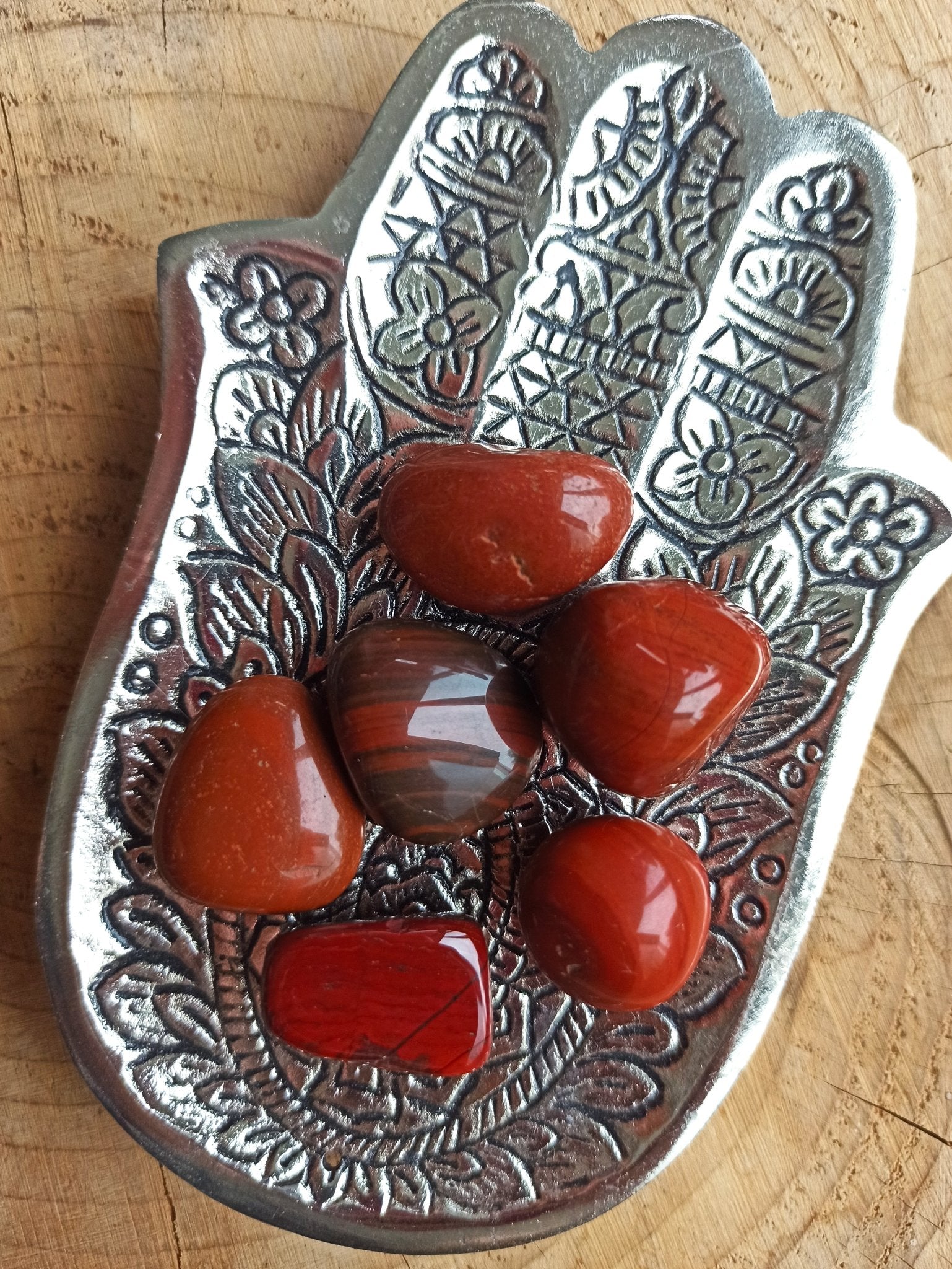 Rode jaspis trommelstenen – curated crystal by Marga Jacobs | rust, symboliek en intuïtieve zelfzorg