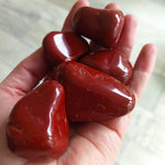 Rode jaspis trommelstenen – curated crystal by Marga Jacobs | rust, symboliek en intuïtieve zelfzorg