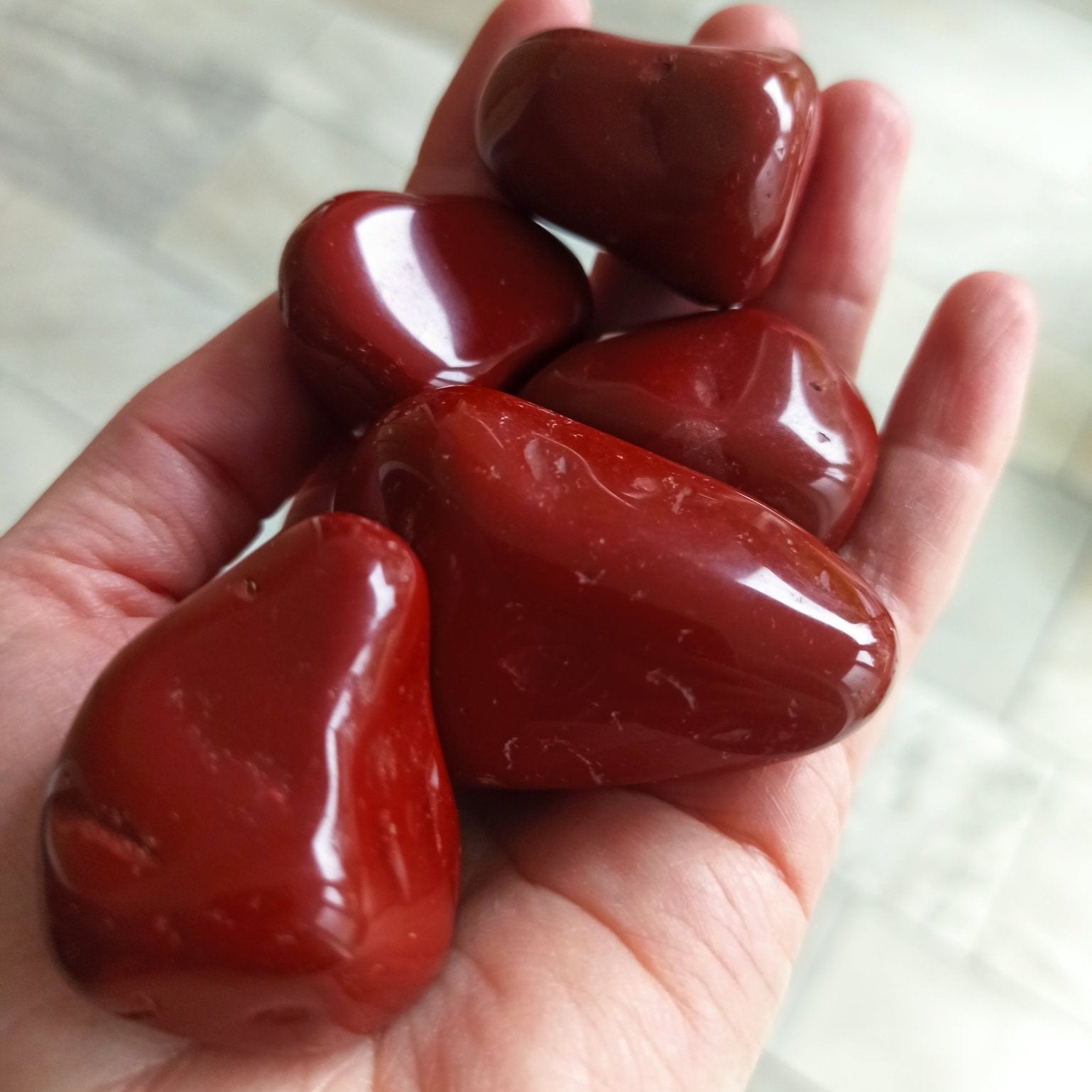 Rode jaspis trommelstenen – curated crystal by Marga Jacobs | rust, symboliek en intuïtieve zelfzorg