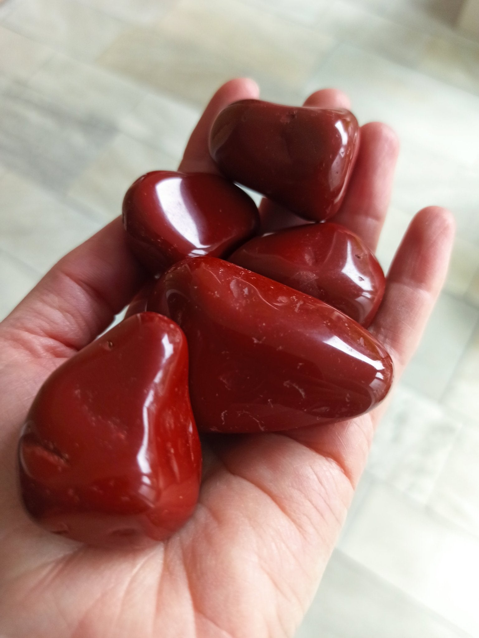 Rode jaspis trommelstenen – curated crystal by Marga Jacobs | rust, symboliek en intuïtieve zelfzorg