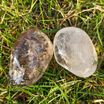 Rookkwarts trommelstenen – curated crystal by Marga Jacobs | rust, symboliek en intuïtieve zelfzorg