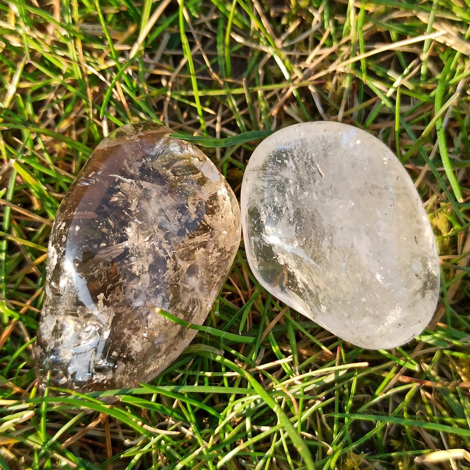 Rookkwarts trommelstenen – curated crystal by Marga Jacobs | rust, symboliek en intuïtieve zelfzorg