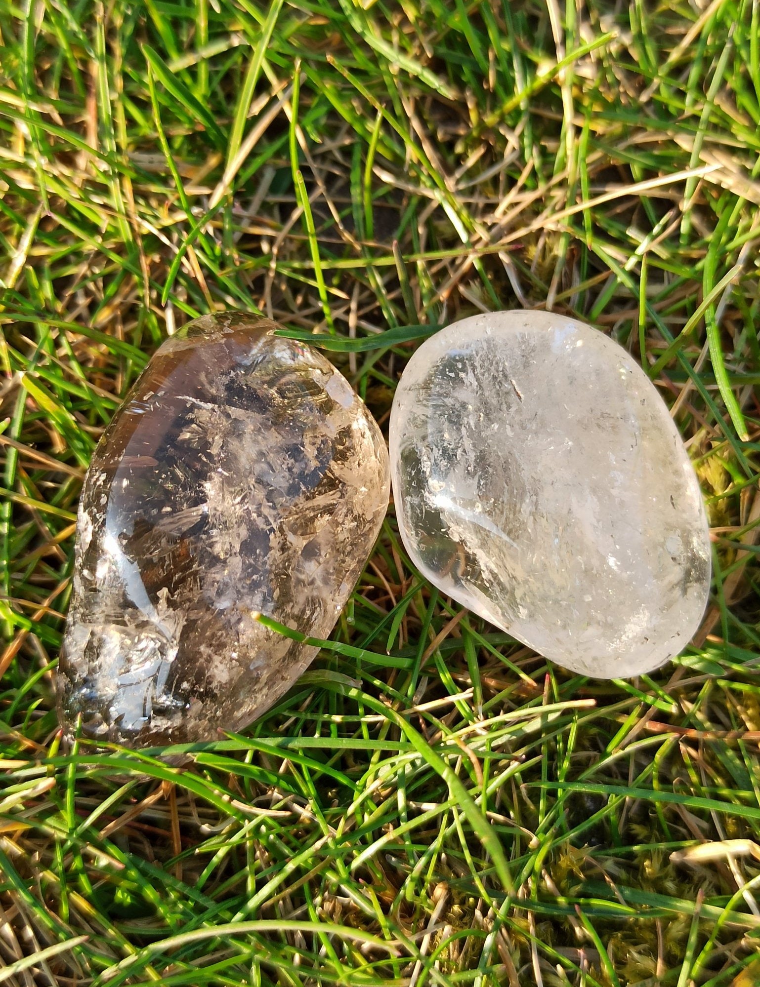 Rookkwarts trommelstenen – curated crystal by Marga Jacobs | rust, symboliek en intuïtieve zelfzorg