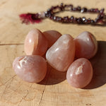 Roze Aventurijn trommelstenen – curated crystal by Marga Jacobs | rust, symboliek en intuïtieve zelfzorg