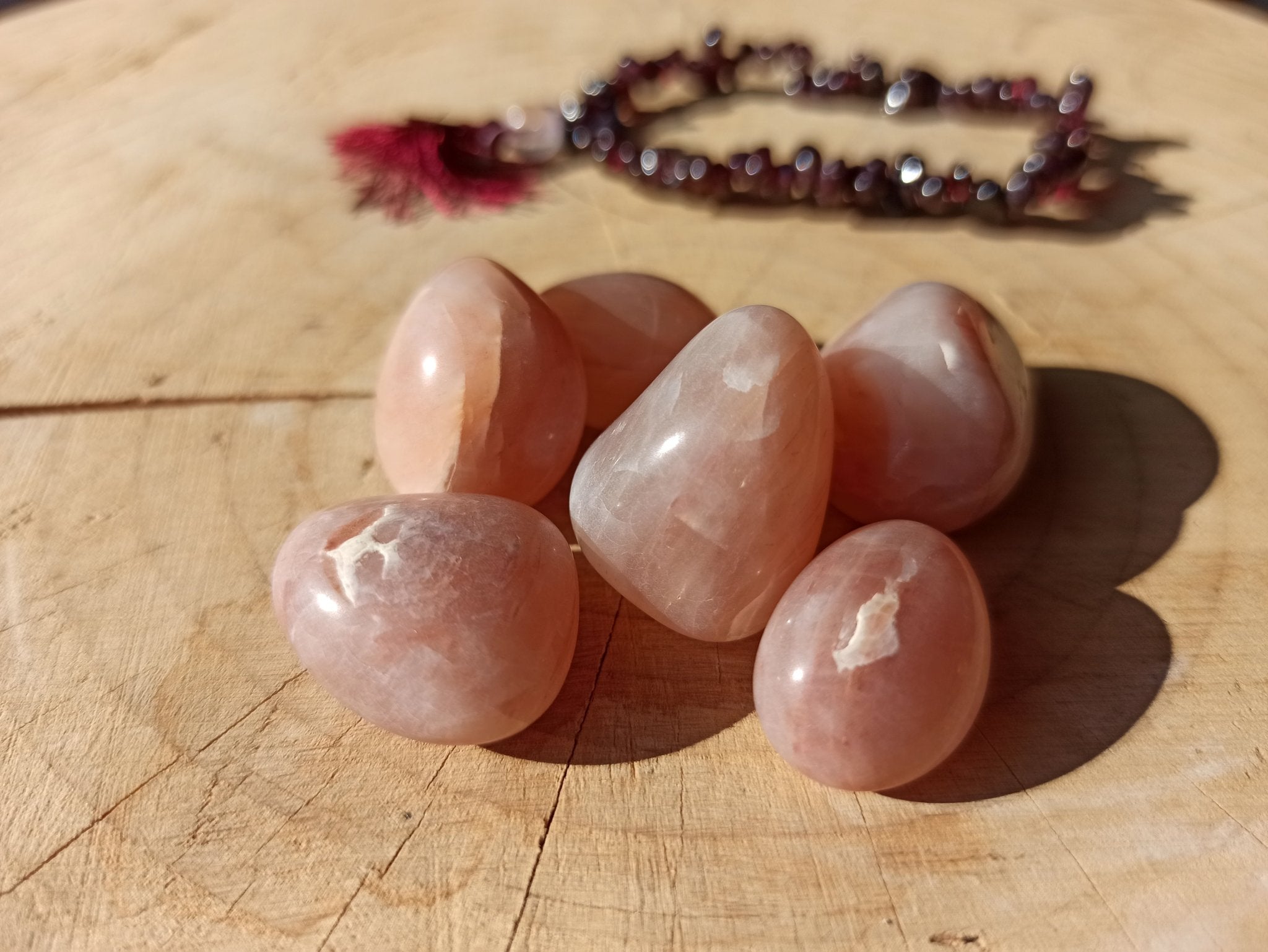 Roze Aventurijn trommelstenen – curated crystal by Marga Jacobs | rust, symboliek en intuïtieve zelfzorg