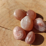 Roze Aventurijn trommelstenen – curated crystal by Marga Jacobs | rust, symboliek en intuïtieve zelfzorg