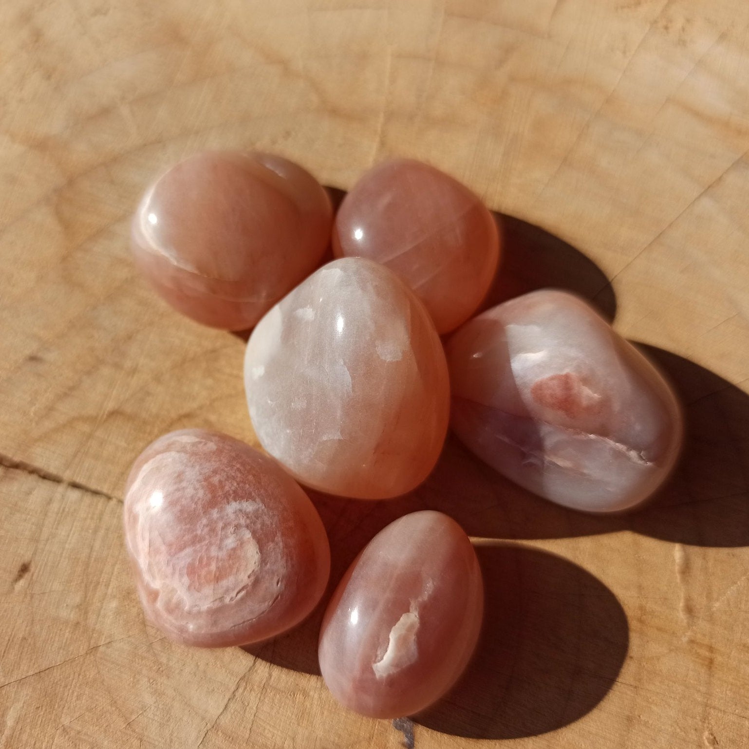 Roze Aventurijn trommelstenen – curated crystal by Marga Jacobs | rust, symboliek en intuïtieve zelfzorg