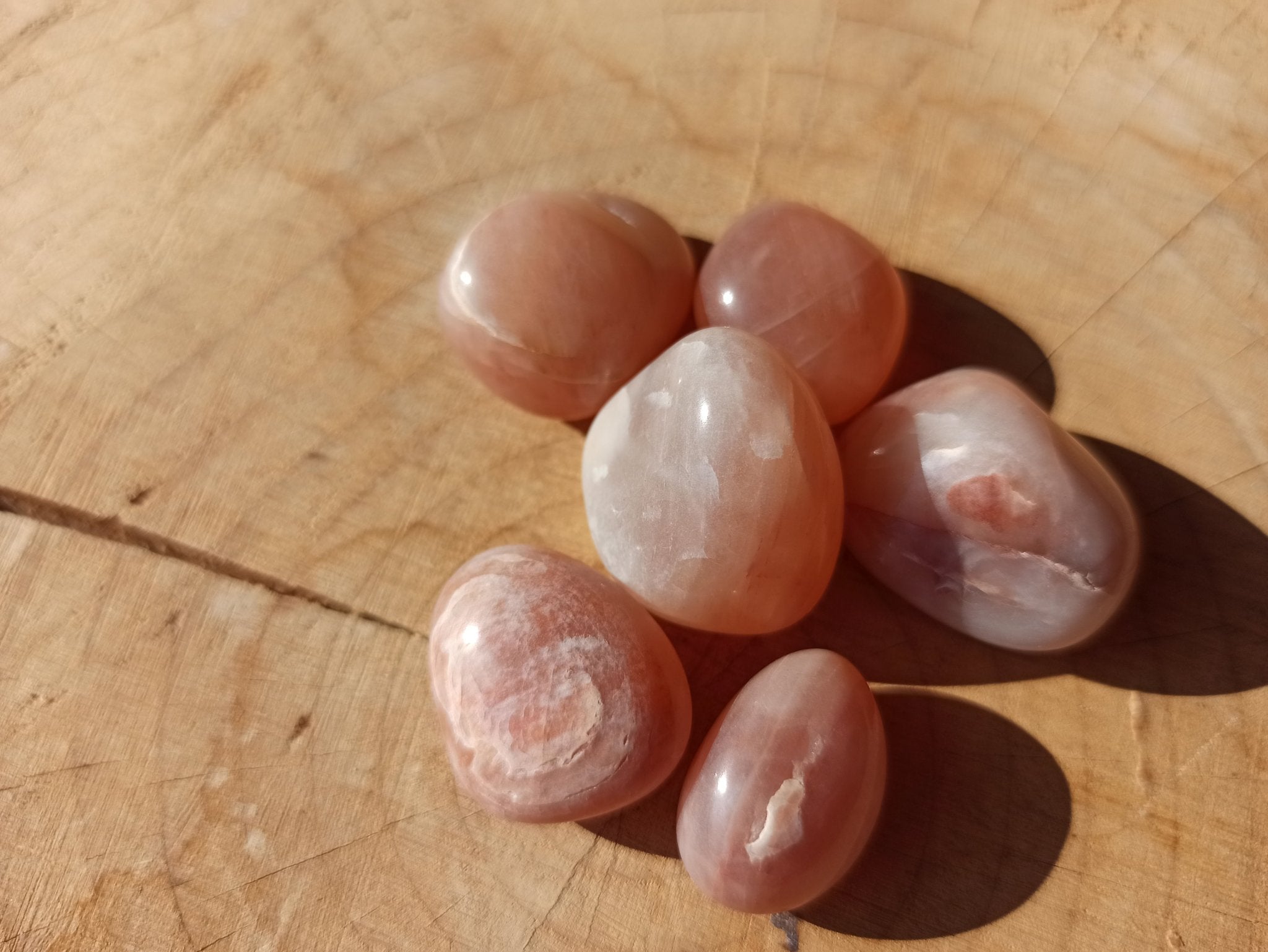 Roze Aventurijn trommelstenen – curated crystal by Marga Jacobs | rust, symboliek en intuïtieve zelfzorg