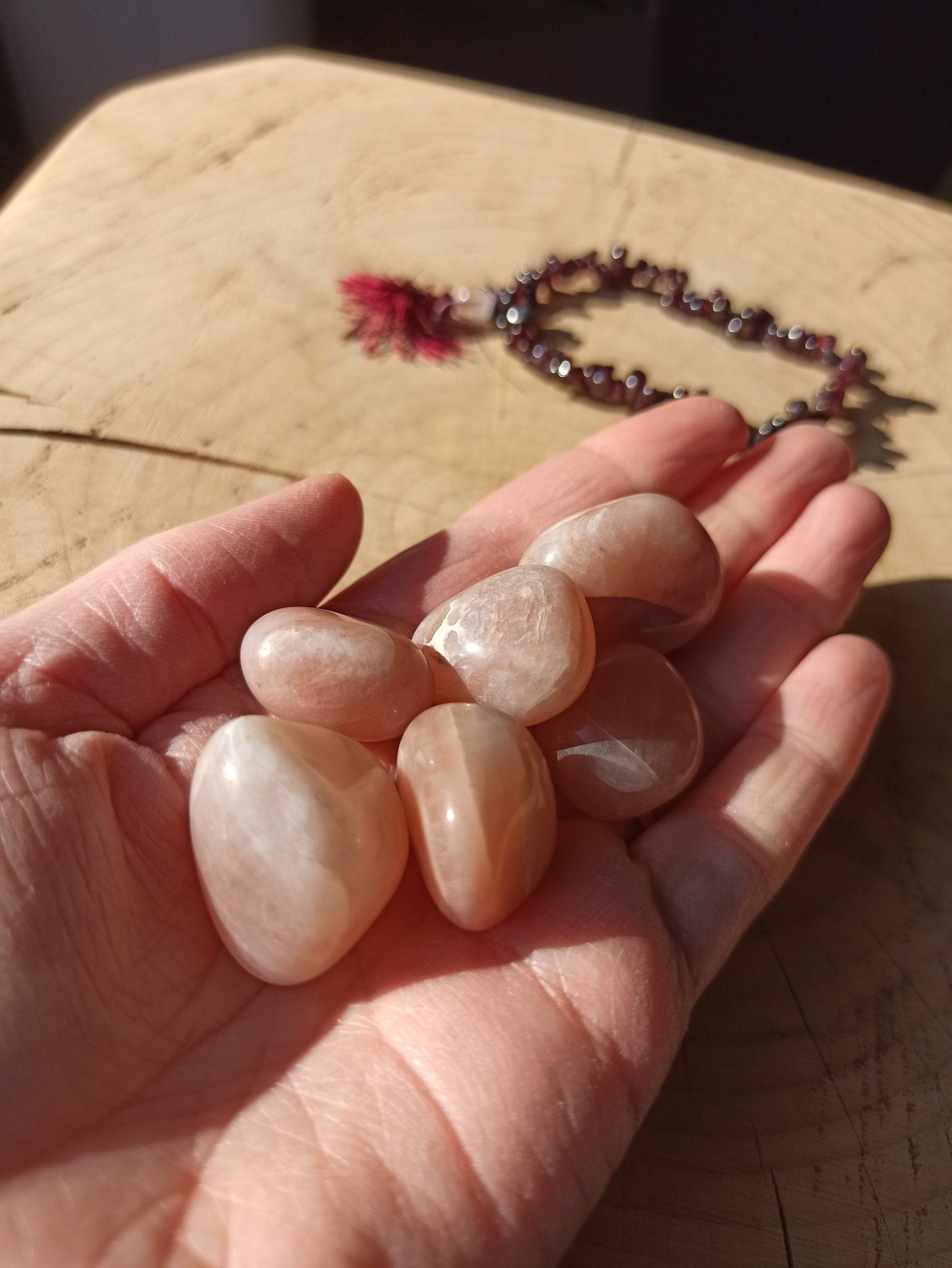 Roze Aventurijn trommelstenen – curated crystal by Marga Jacobs | rust, symboliek en intuïtieve zelfzorg