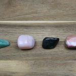 Roze Smithsoniet trommelstenen – curated crystal by Marga Jacobs | rust, symboliek en intuïtieve zelfzorg