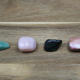 Roze Smithsoniet trommelstenen – curated crystal by Marga Jacobs | rust, symboliek en intuïtieve zelfzorg