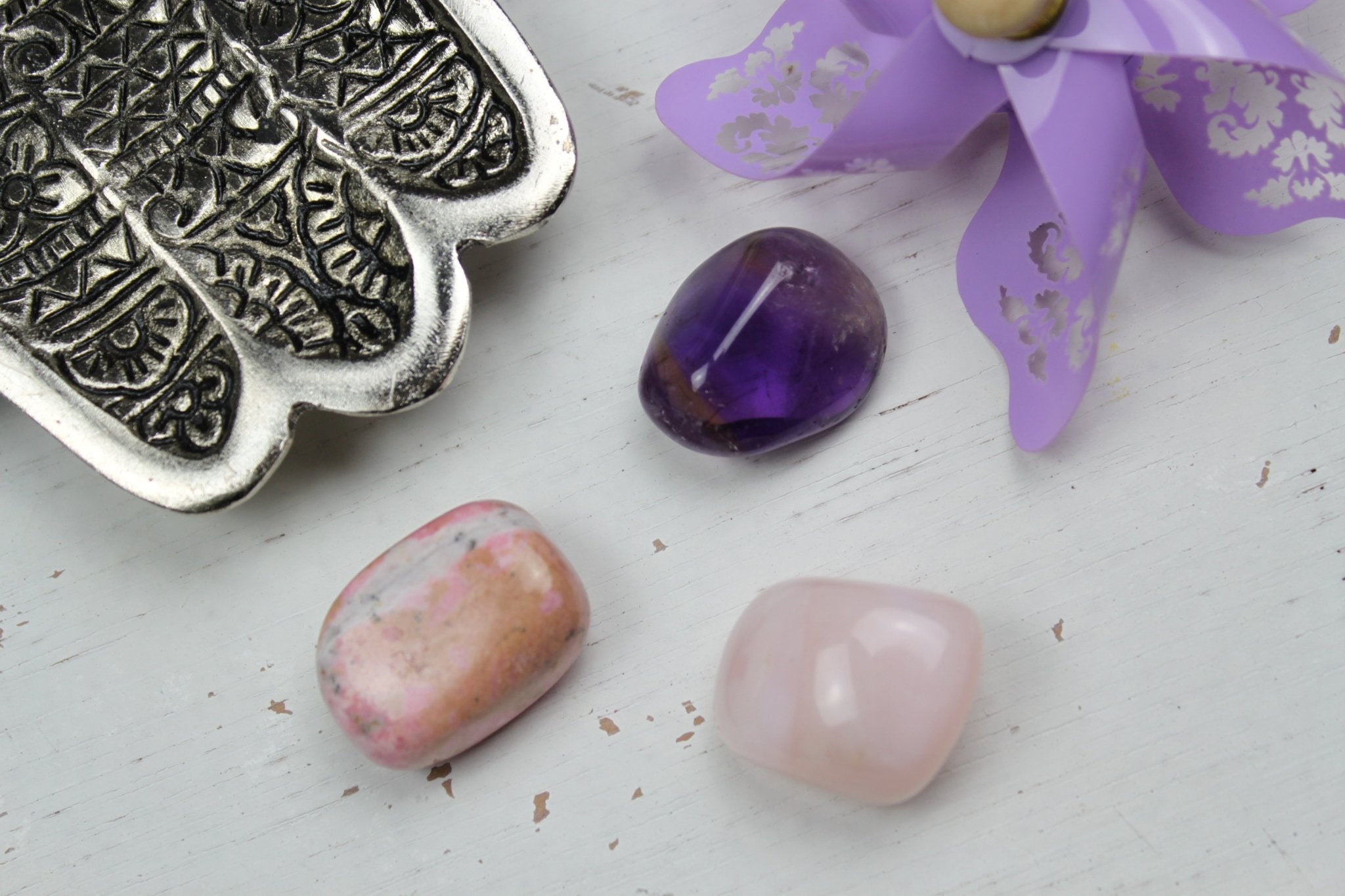 Roze Smithsoniet trommelstenen – curated crystal by Marga Jacobs | rust, symboliek en intuïtieve zelfzorg