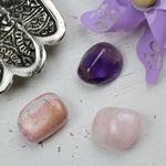 Roze Smithsoniet trommelstenen – curated crystal by Marga Jacobs | rust, symboliek en intuïtieve zelfzorg