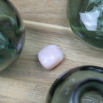 Roze Smithsoniet trommelstenen – curated crystal by Marga Jacobs | rust, symboliek en intuïtieve zelfzorg