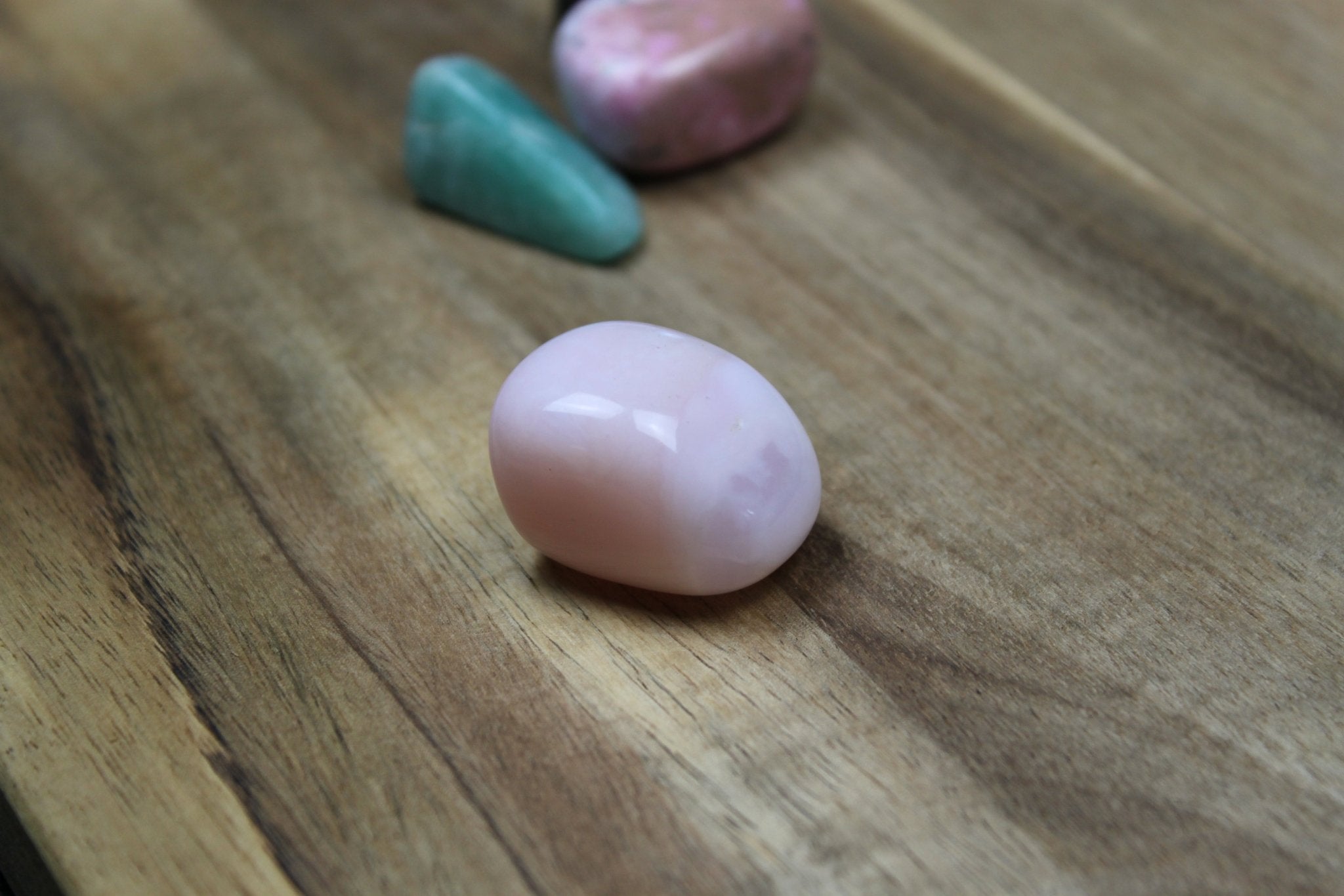 Roze Smithsoniet trommelstenen – curated crystal by Marga Jacobs | rust, symboliek en intuïtieve zelfzorg