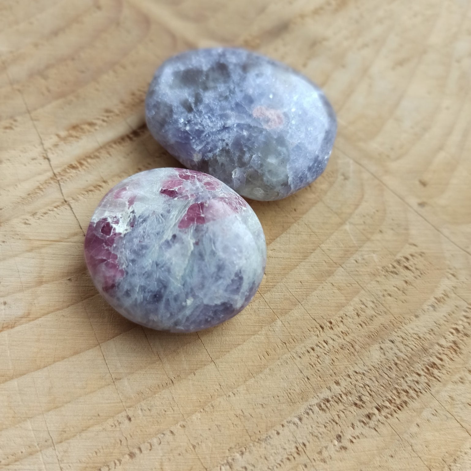 Roze Toermalijn met Lepidoliet trommelstenen – curated crystal by Marga Jacobs | rust, symboliek en intuïtieve zelfzorg