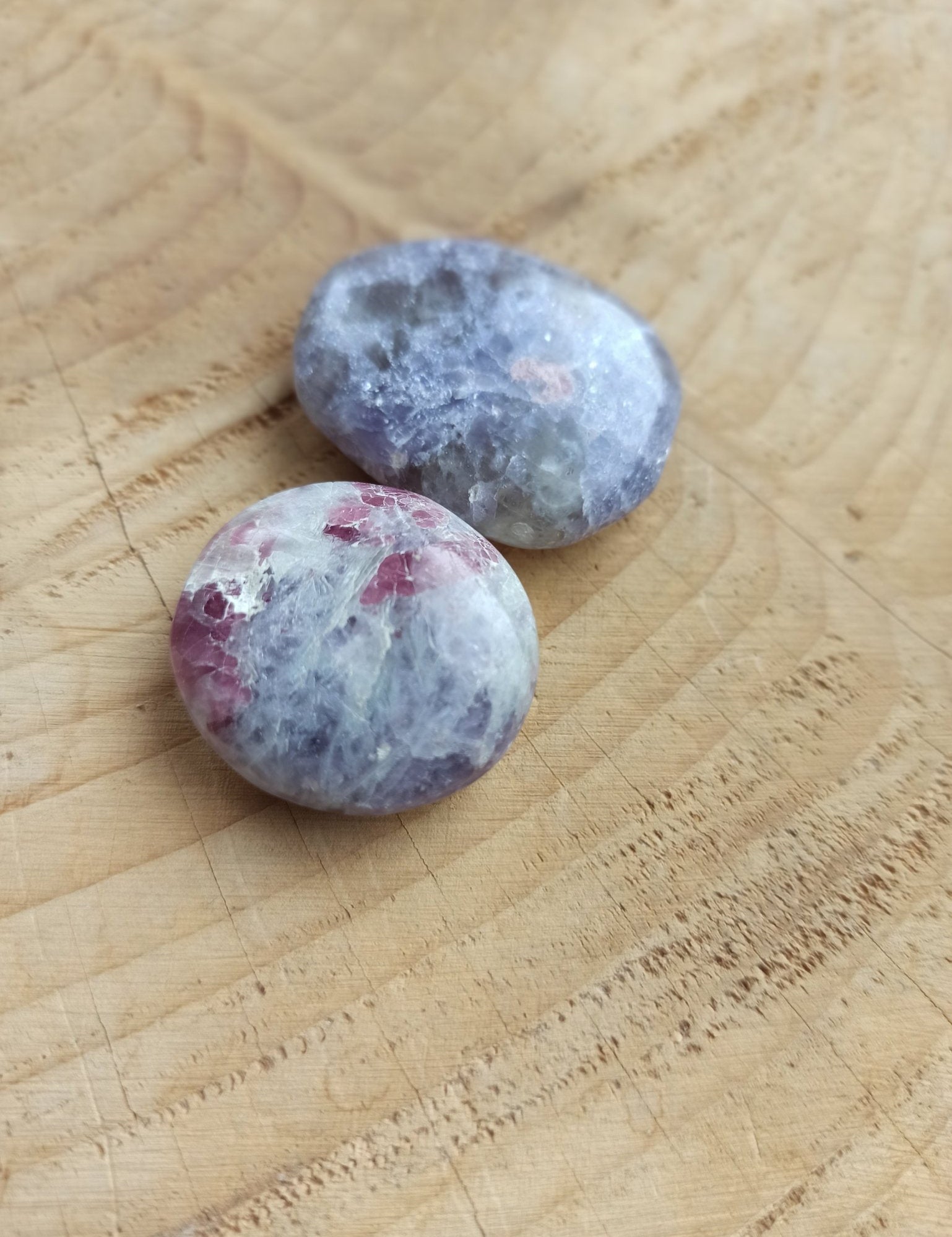 Roze Toermalijn met Lepidoliet trommelstenen – curated crystal by Marga Jacobs | rust, symboliek en intuïtieve zelfzorg