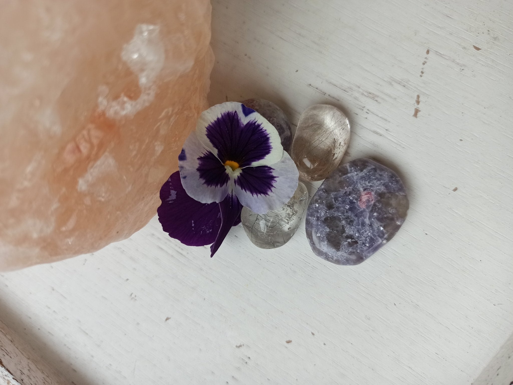 Roze Toermalijn met Lepidoliet trommelstenen – curated crystal by Marga Jacobs | rust, symboliek en intuïtieve zelfzorg