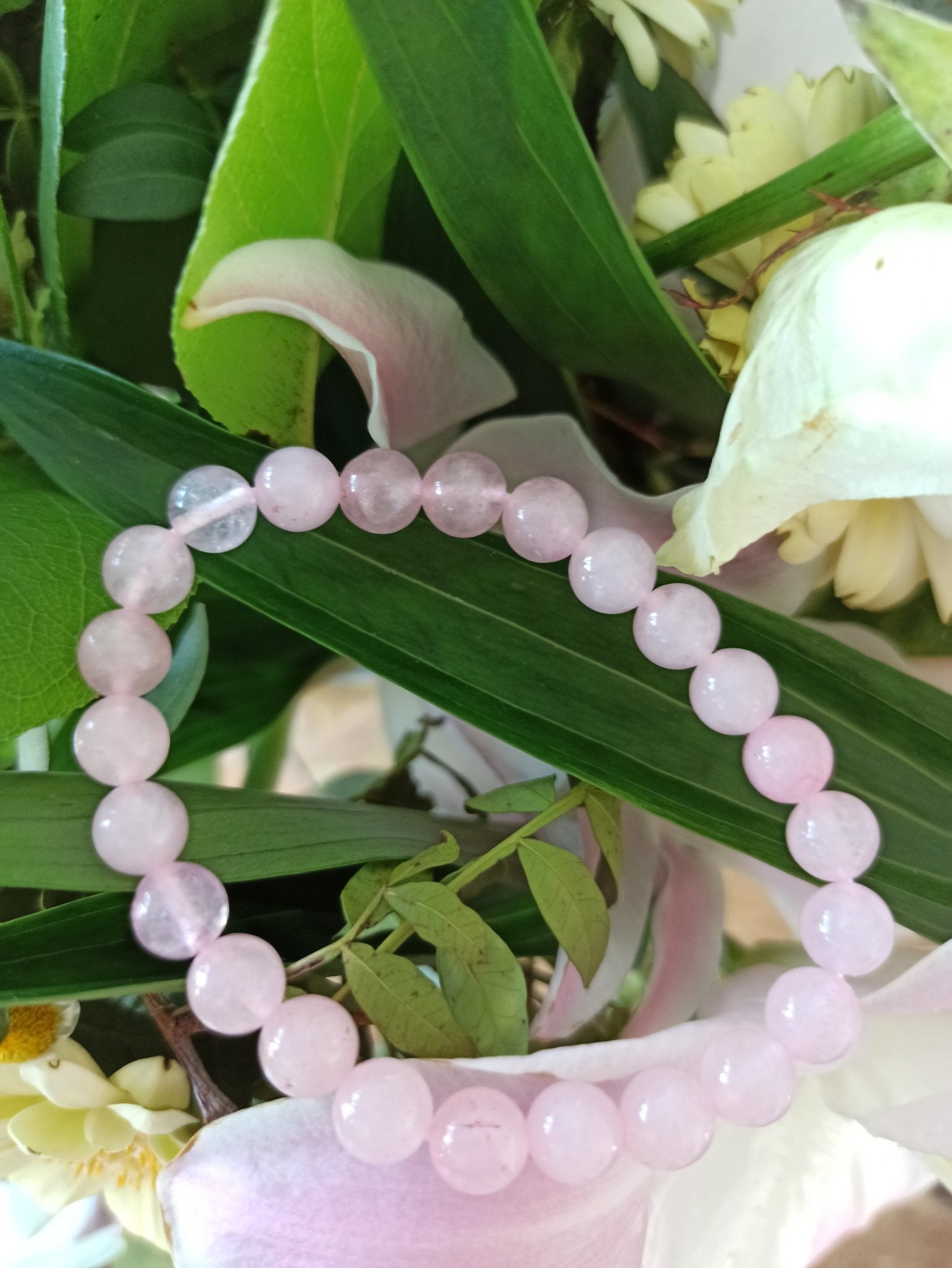 Rozenkwarts edelsteen armband | 8 mm – curated crystal by Marga Jacobs | rust, symboliek en intuïtieve zelfzorg