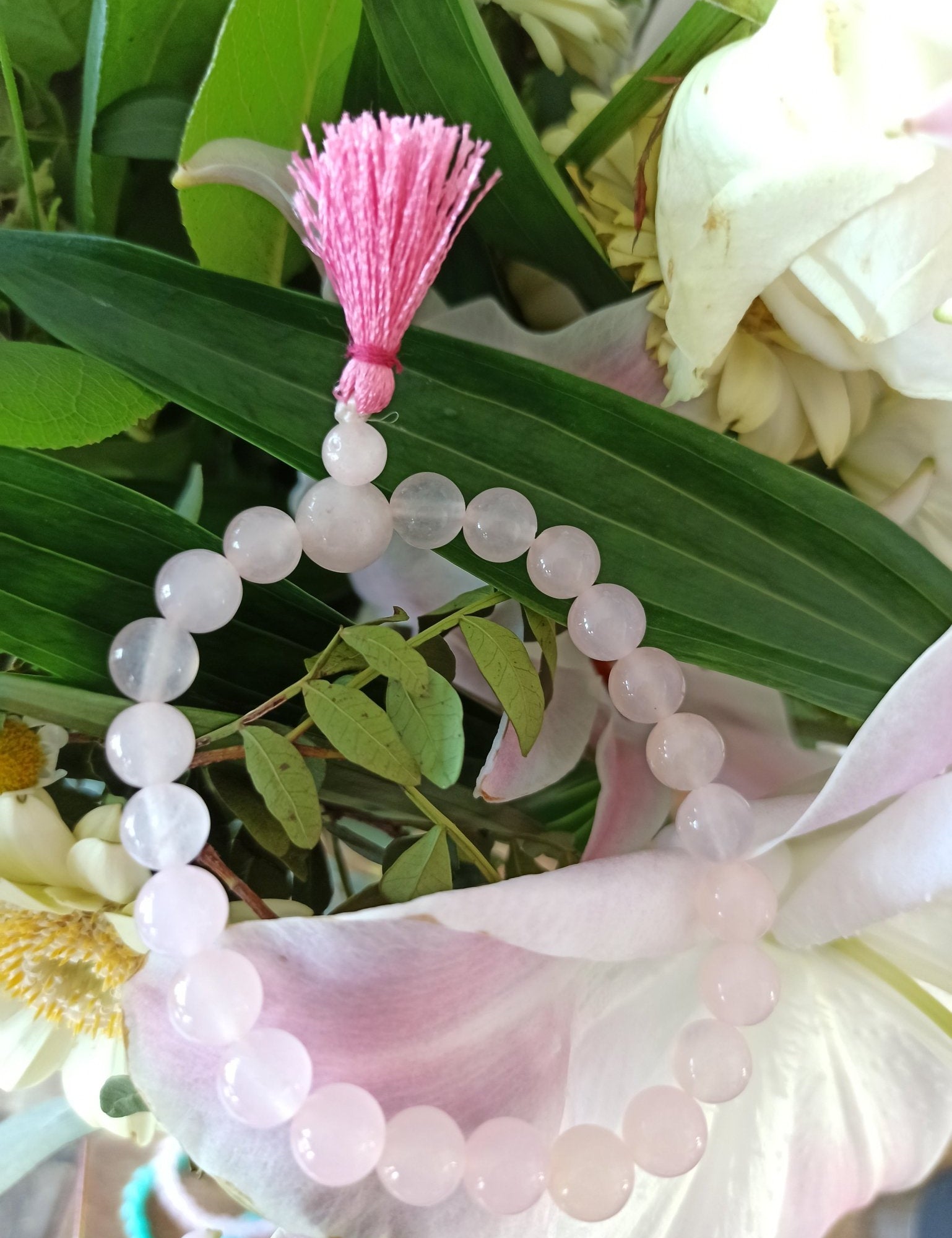 Rozenkwarts edelsteen armband met flosje | 8 mm – curated crystal by Marga Jacobs | rust, symboliek en intuïtieve zelfzorg