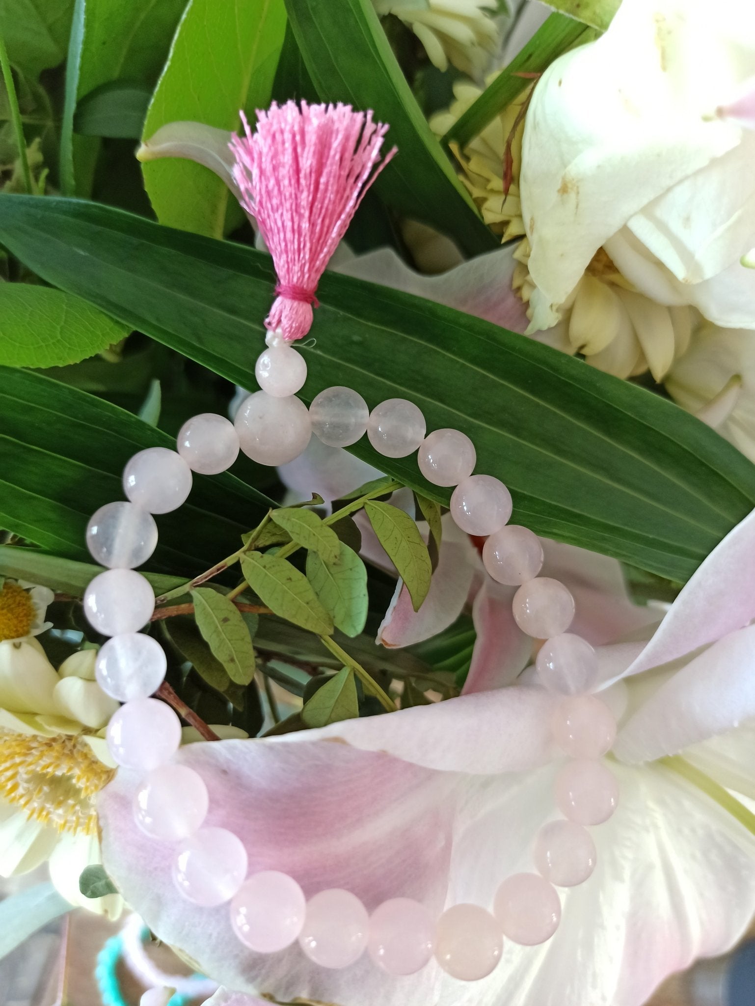 Rozenkwarts edelsteen armband met flosje | 8 mm – curated crystal by Marga Jacobs | rust, symboliek en intuïtieve zelfzorg