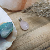 Rozenkwarts edelsteen hanger druppel | 25 mm – curated crystal by Marga Jacobs | rust, symboliek en intuïtieve zelfzorg