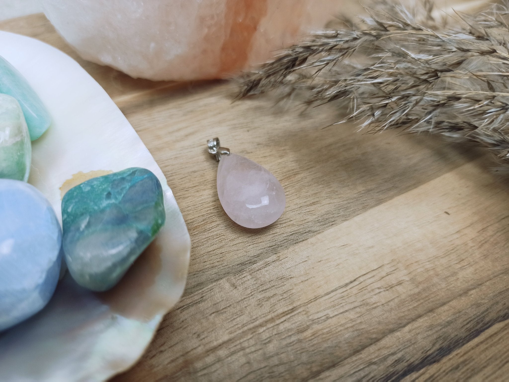 Rozenkwarts edelsteen hanger druppel | 25 mm – curated crystal by Marga Jacobs | rust, symboliek en intuïtieve zelfzorg