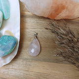 Rozenkwarts edelsteen hanger druppel | 25 mm – curated crystal by Marga Jacobs | rust, symboliek en intuïtieve zelfzorg