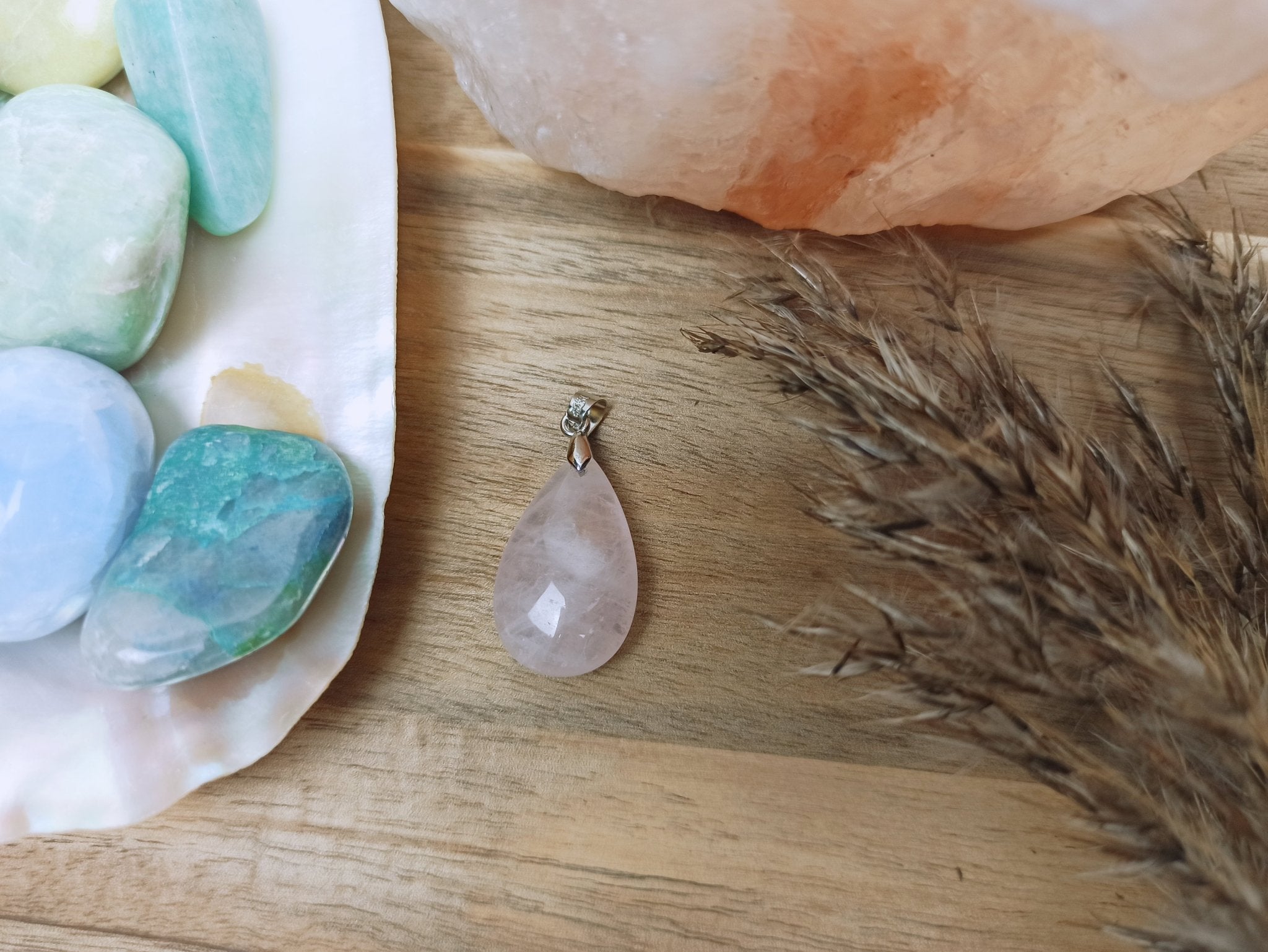 Rozenkwarts edelsteen hanger druppel | 25 mm – curated crystal by Marga Jacobs | rust, symboliek en intuïtieve zelfzorg