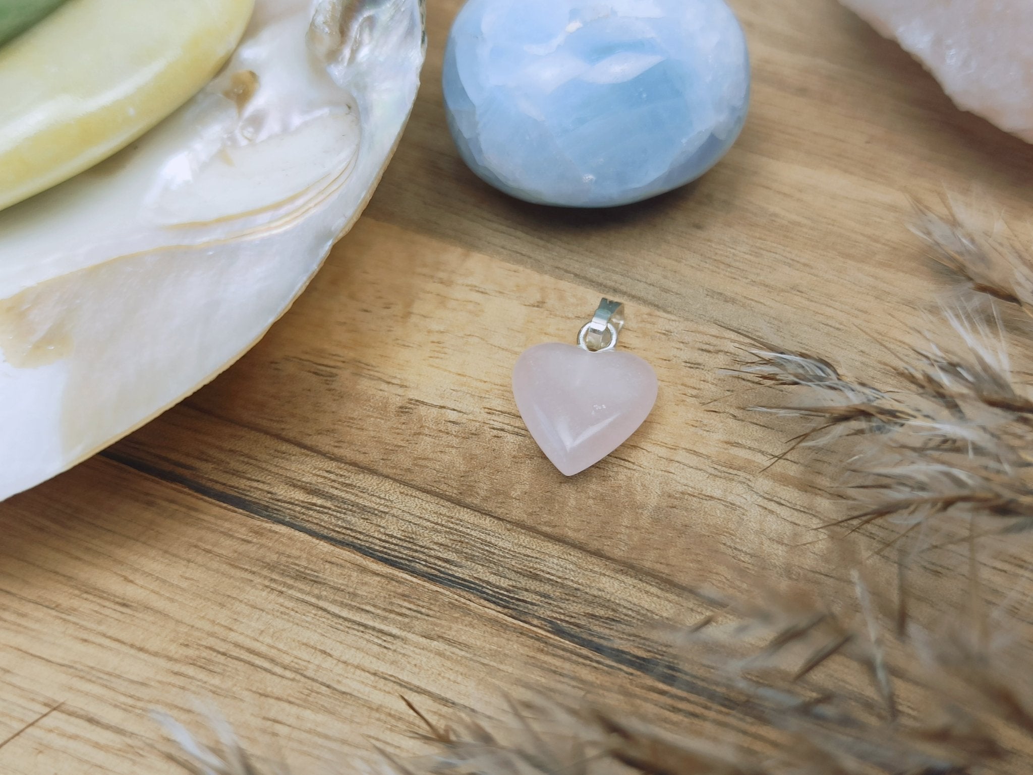 Rozenkwarts edelsteen hanger hart | 12 mm – curated crystal by Marga Jacobs | rust, symboliek en intuïtieve zelfzorg