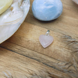 Rozenkwarts edelsteen hanger hart | 12 mm – curated crystal by Marga Jacobs | rust, symboliek en intuïtieve zelfzorg