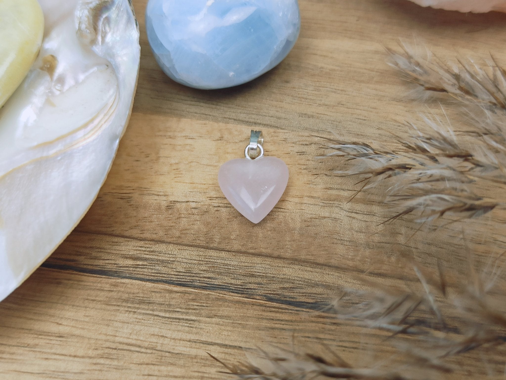 Rozenkwarts edelsteen hanger hart | 12 mm – curated crystal by Marga Jacobs | rust, symboliek en intuïtieve zelfzorg