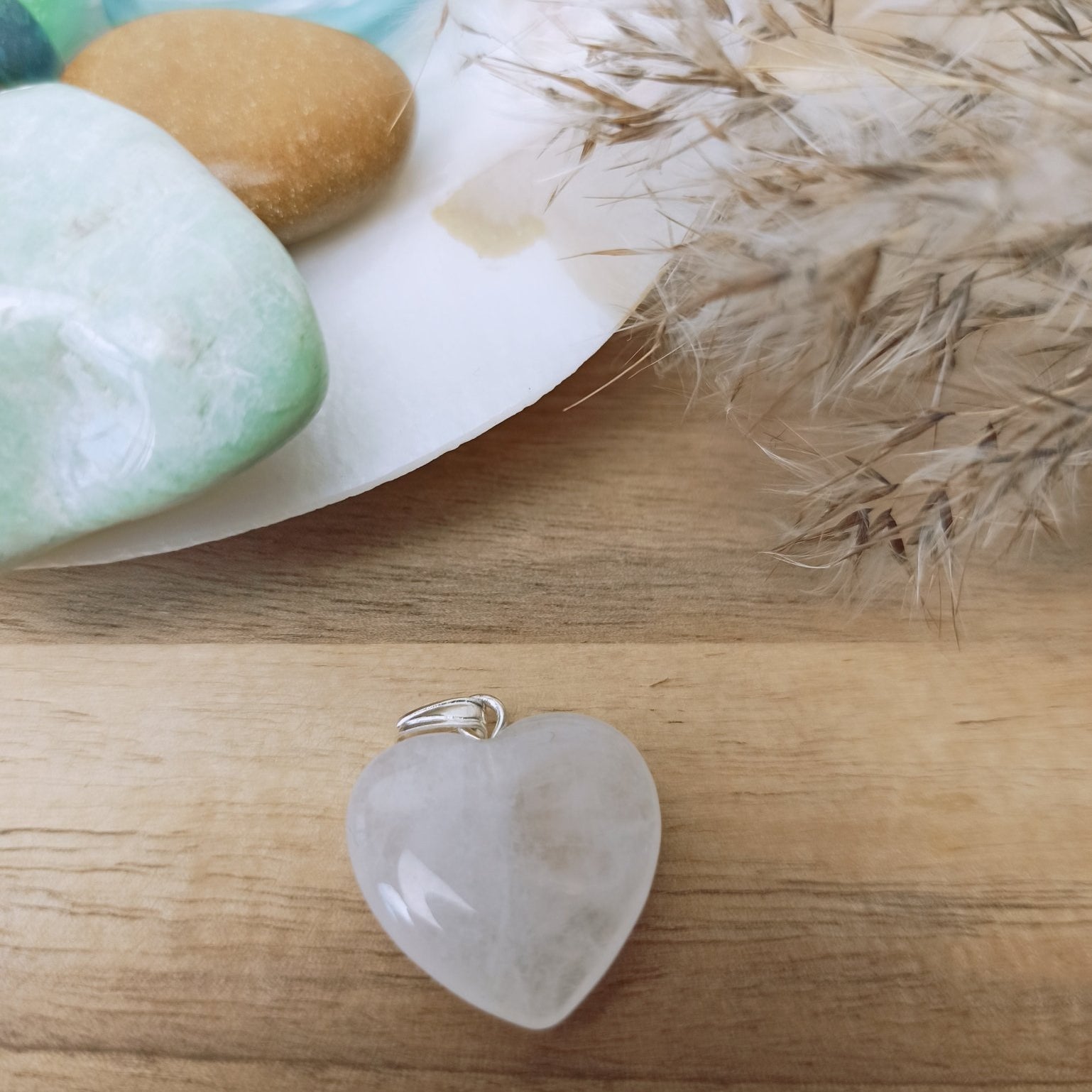 Rozenkwarts edelsteen hanger hart | 20 mm – curated crystal by Marga Jacobs | rust, symboliek en intuïtieve zelfzorg