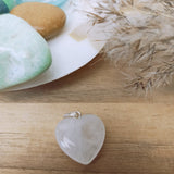 Rozenkwarts edelsteen hanger hart | 20 mm – curated crystal by Marga Jacobs | rust, symboliek en intuïtieve zelfzorg